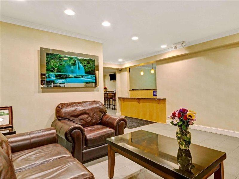 Econo - Danbury Lodge Bethel