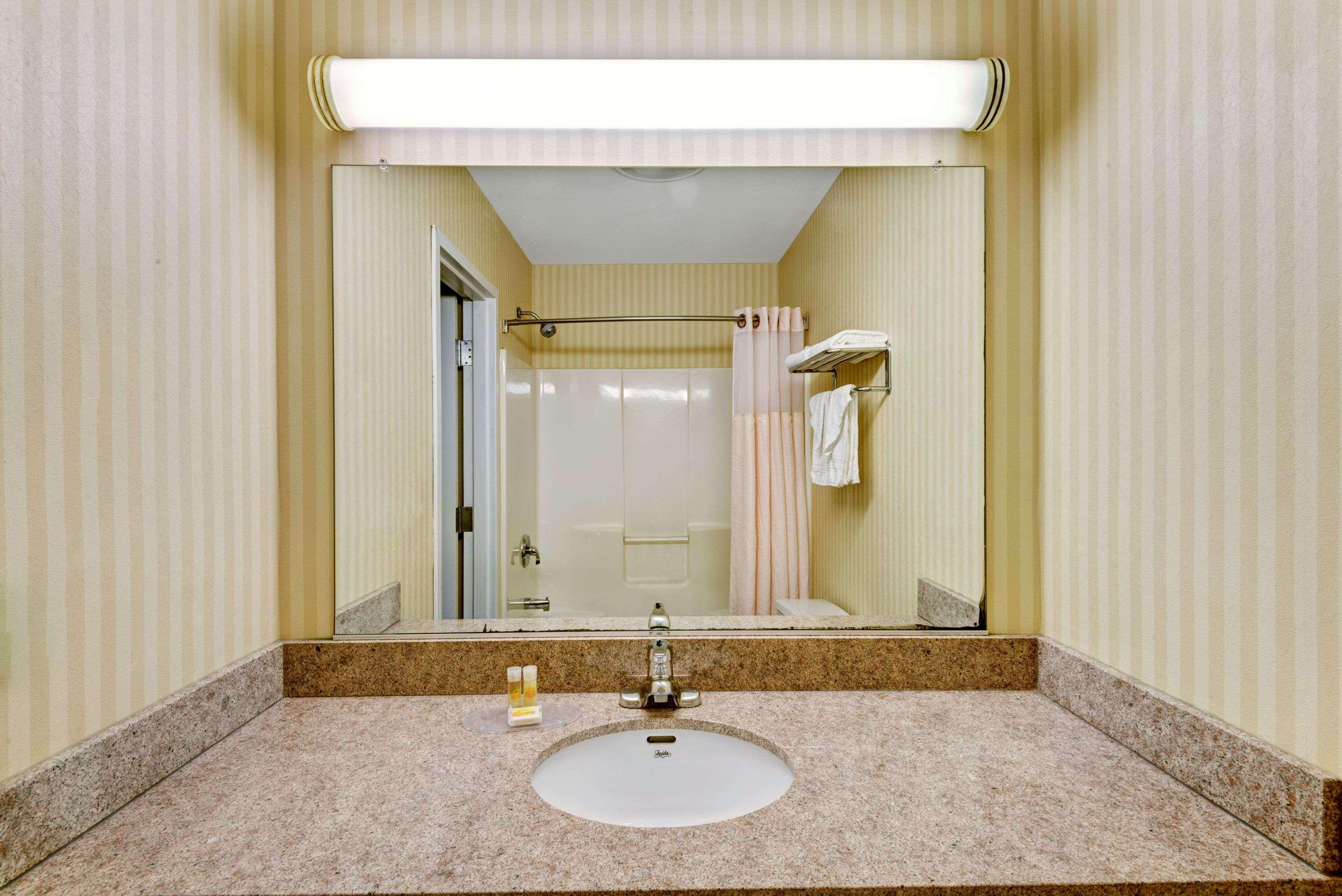 Econo - Danbury Lodge *