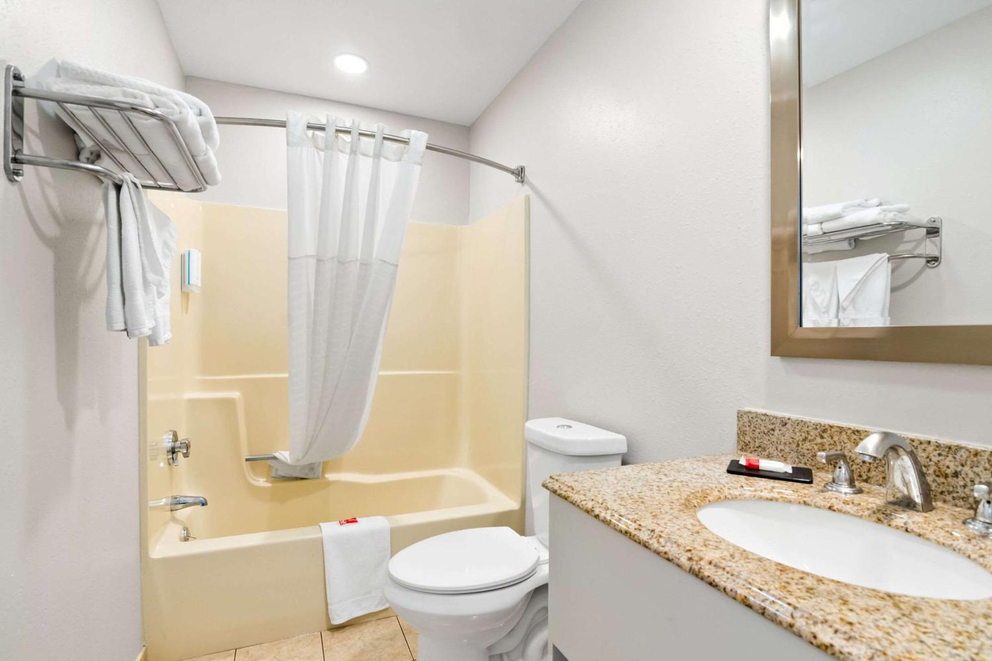 Econo - Danbury Lodge *