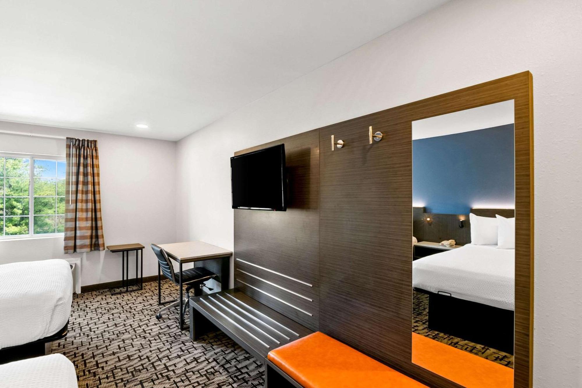 Lodge Econo - Danbury *