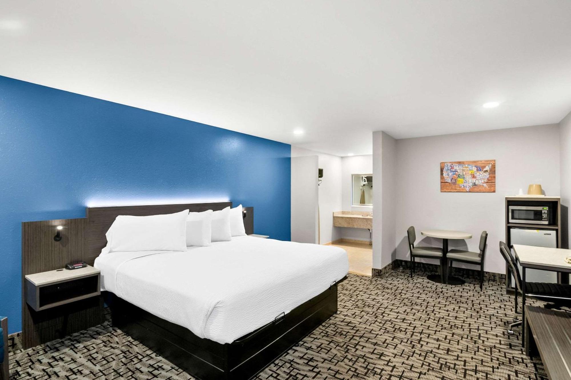 Lodge Econo - Danbury *