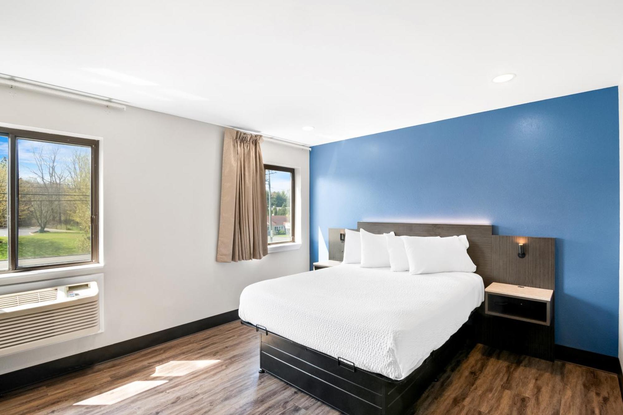 Econo - Danbury Lodge Bethel